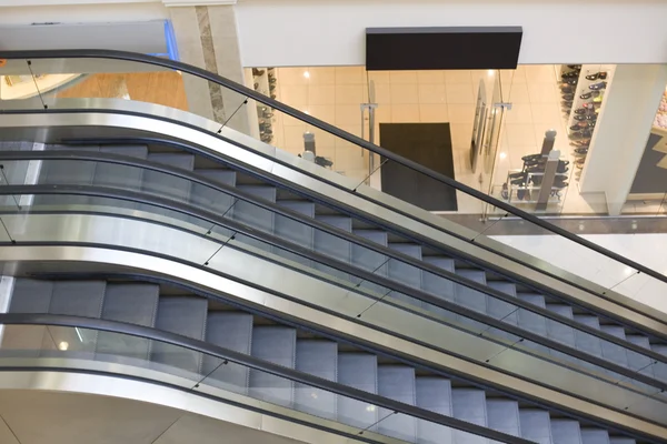 Escadas rolantes no centro comercial — Fotografia de Stock