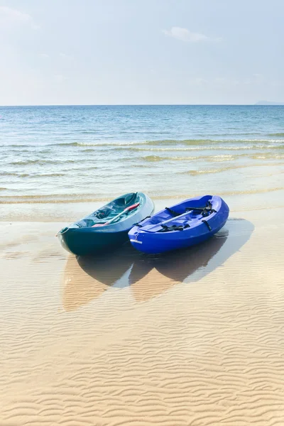 Two kayaks on a tropical beach — Stock Photo, Image