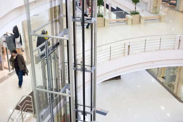 Moderno ascensore di vetro nel centro commerciale — Foto Stock