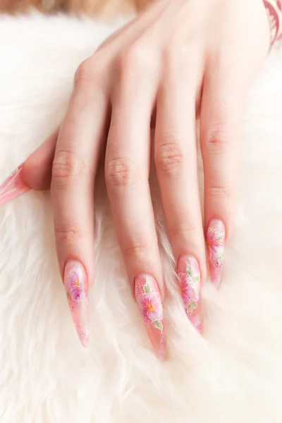 Menselijke hand met lange vingernagel en mooie manicure — Stockfoto