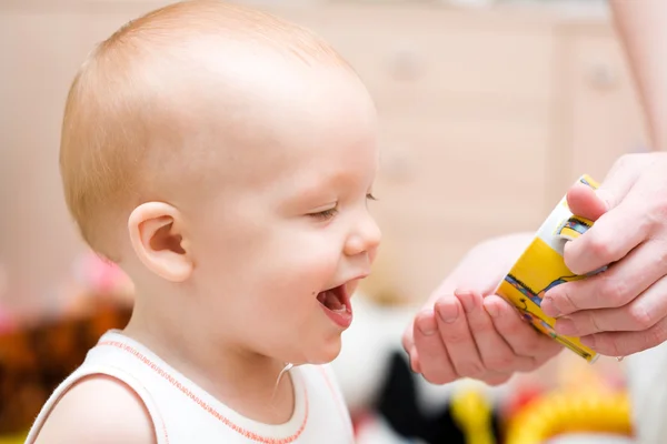 Mother get water to son — Stock Photo, Image