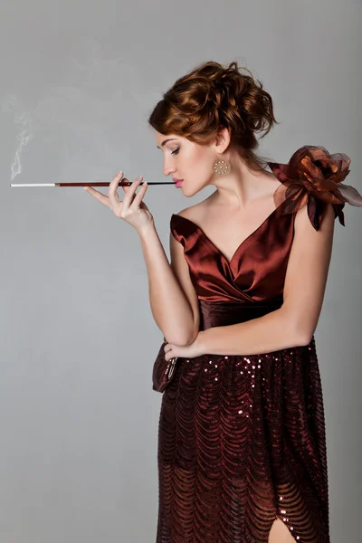Retro glamor portrait of beautiful woman smoking cigarette — Stock Photo, Image