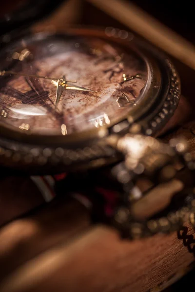 Pocket watch  on top of the package of Cuban cigar — Stock Photo, Image