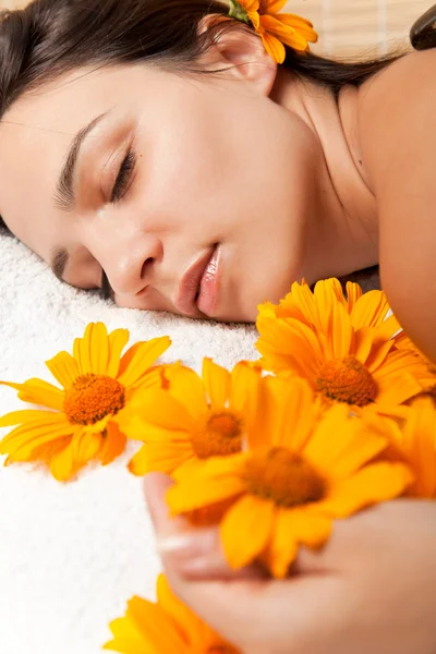 Mulher recebendo uma massagem de pedra quente no salão de spa — Fotografia de Stock