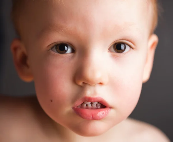 Retrato de menino de olhos castanhos — Fotografia de Stock
