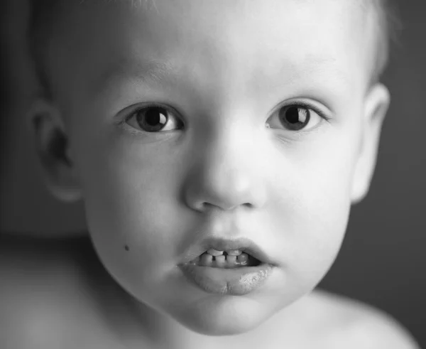 B&W portrait of pretty brown-eyed boy — Stock Photo, Image