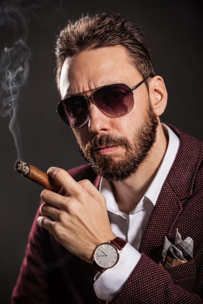 Portrait d'un bel homme en robe décontractée fumant un cigare — Photo