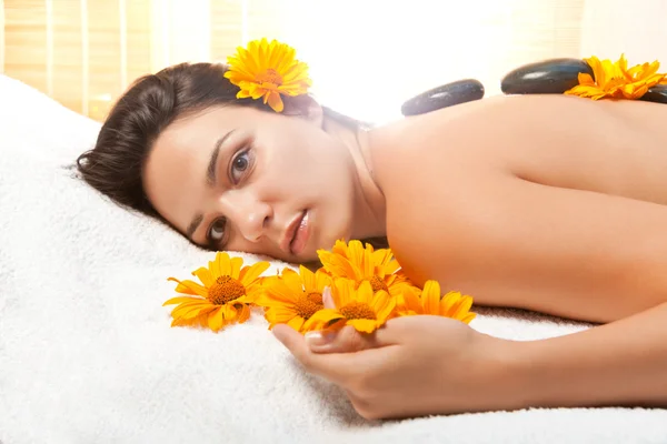 Kobieta się gorącymi kamieniami, masaż w salonie spa — Zdjęcie stockowe