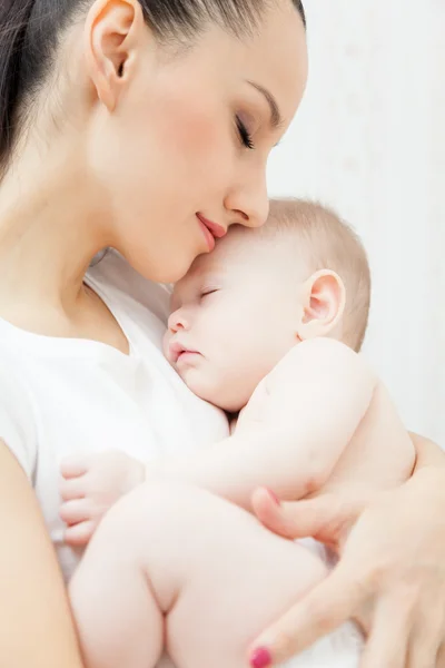 Anne küçük kız bebek tutun — Stok fotoğraf