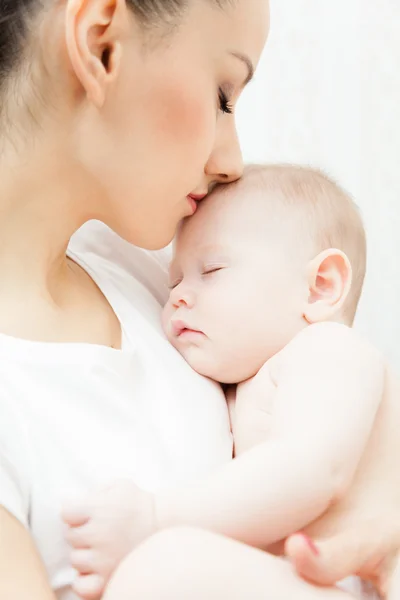 Madre sostener pequeña niña — Foto de Stock