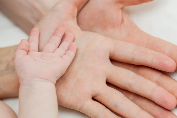 Padre e madre che tengono la mano del bambino — Foto Stock