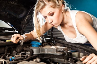 Kız kırık araba onarmaya çalışır