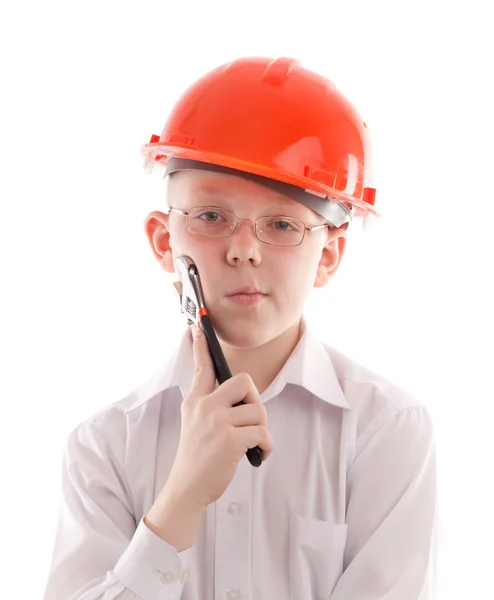 Подросток в защитном шлеме держит регулируемый гаечный ключ — стоковое фото