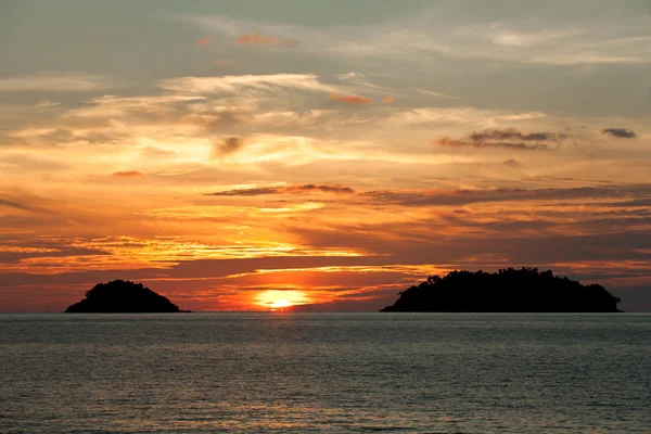 El sol se pone entre dos islas — Foto de Stock