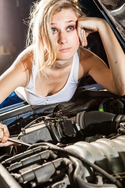 Puzzled girl trying to repair their own broken car — Stock Photo, Image