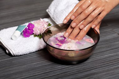 İnsan eli kase yağ ve Kasımpatı çiçeği