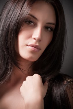 Çekici esmer seksi kız portresi
