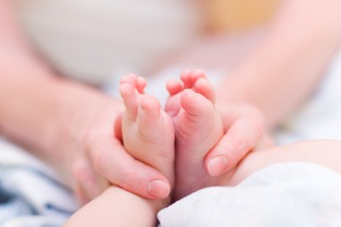 Anne bebek yavaşça masaj