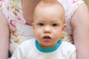 Bebek annenin tur üzerinde otur