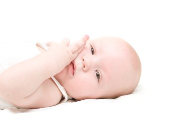 Çocuk yalan beyaz yatağa