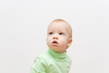 Küçük çocuk ilgi ile görüntü sol köşesinde bak