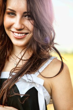 Güzel gülümseme ile çok olumlu neşeli kadın