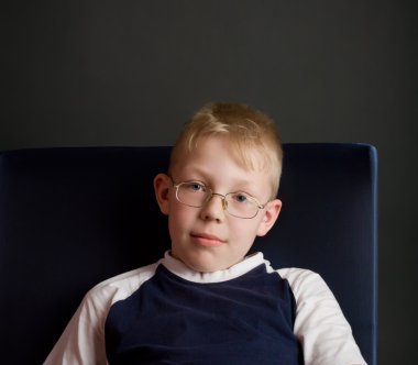 Emin çocuğun sandalyenin üstüne otur 