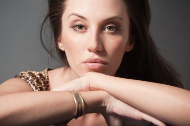 Çekici esmer seksi kız portresi