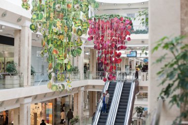 Yürüyen merdiven ile modern alışveriş Salonu