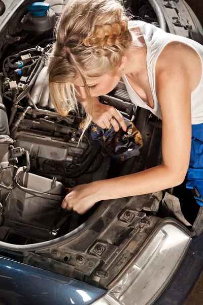 Girl tries to repair broken car — Stock Photo, Image