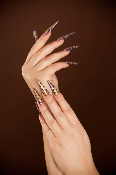 Ręce z długim paznokciem i piękny manicure — Zdjęcie stockowe