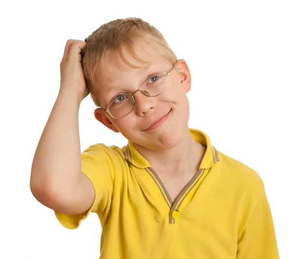 Αγόρι που γρατσουνίζει το κεφάλι του σε αμηχανία ή σύγχυση — Φωτογραφία Αρχείου