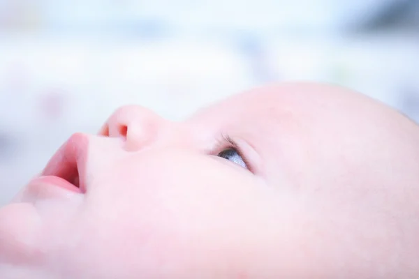 Cara de bebé en primer plano de perfil — Foto de Stock