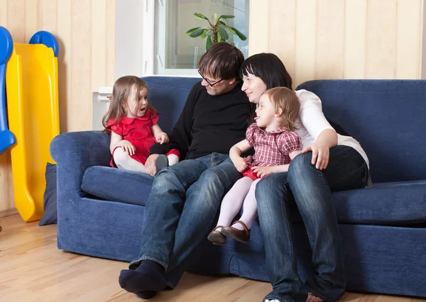 Famiglia a casa — Foto Stock