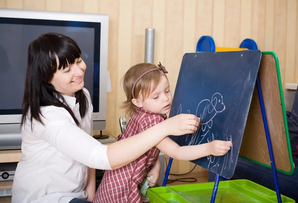 Prepárense para la serie escolar. Madre enseñando a su hija — Foto de Stock