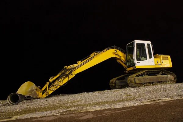 Graafmachine op nacht kiezelstrand — Stockfoto