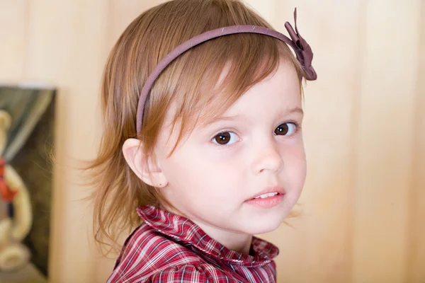 Portrait d'une petite fille avec nœud papillon sur la tête — Photo