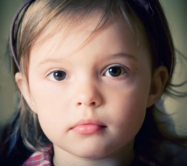 Porträt eines kleinen Mädchens mit Schleifenknoten auf dem Kopf — Stockfoto