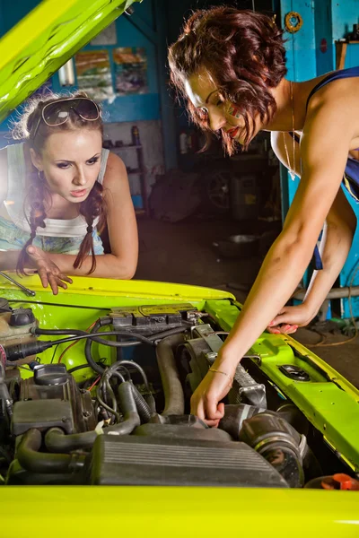 Two female auto mechanic repairing a car — Stock Photo, Image