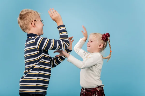 Frère et sœur commencent une bagarre ludique entre eux — Photo