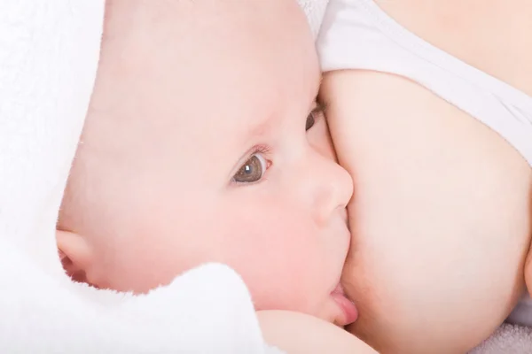 Mother breast feeding her baby girl — Stock Photo, Image