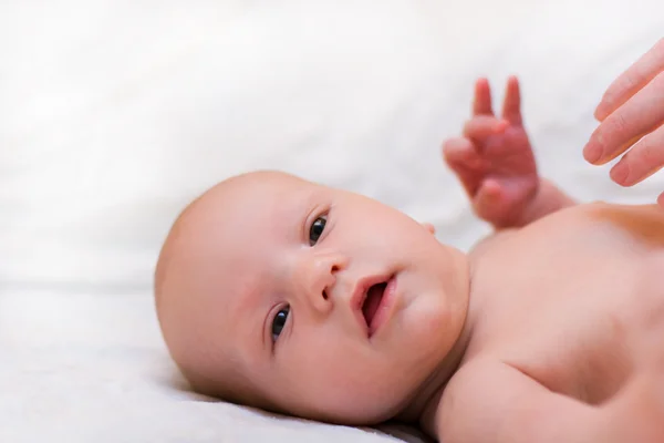 Mamma massaggio bambino. Baby guarda la fotocamera — Foto Stock