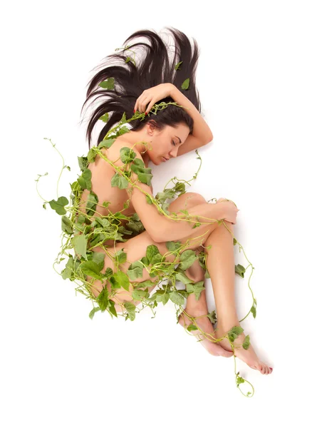 Joven hermosa mujer desnuda con hojas de hiedra verde envueltos alrededor —  Fotos de Stock