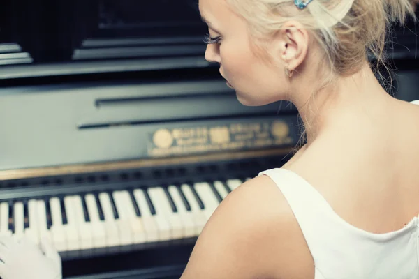 Portrait of woman playing on the retro style piano — Stock Photo, Image