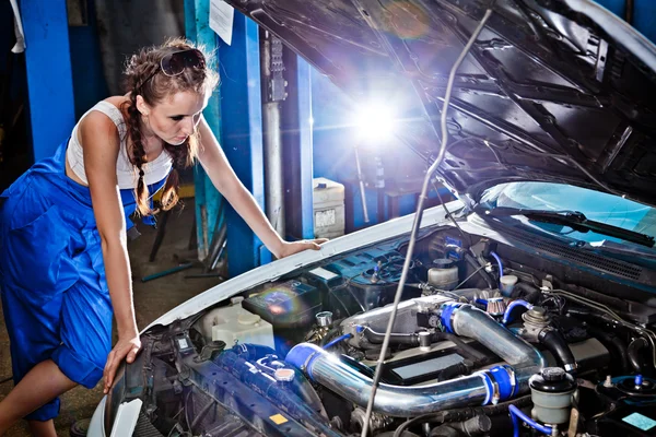 Female auto mechanic repairing a car — Stock Photo, Image