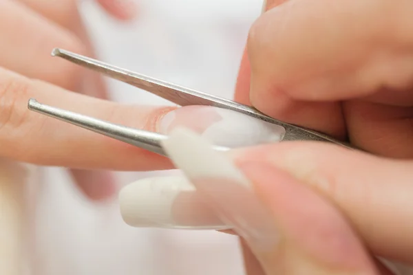 Etapie manicure: kształtowanie przez pęsety do paznokci — Zdjęcie stockowe