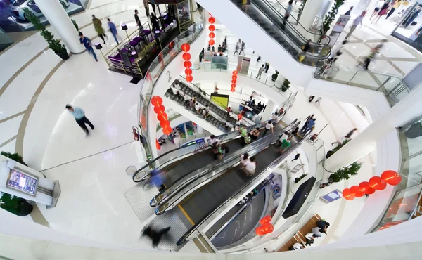 Sala de compras. Multidão em movimento borrão — Fotografia de Stock