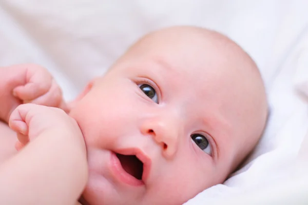 Piccolo bambino sogno premere le mani sul tuo viso — Foto Stock