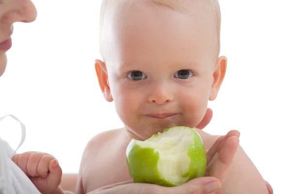 Matka daje zielone jabłko na jej syna — Zdjęcie stockowe