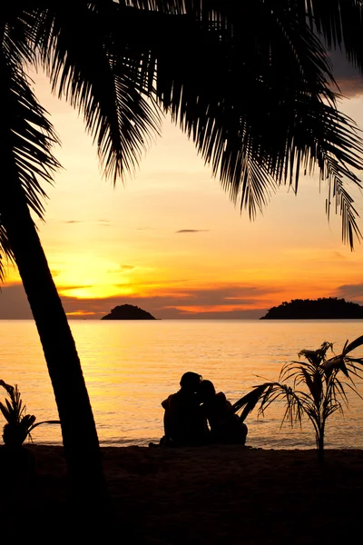 Silhouette of a romantic couple — Stock Photo, Image